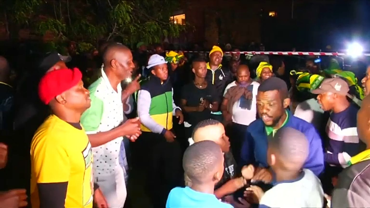 Il Sud Africa rende omaggio a Winnie Mandela, la madre controversa della nazione