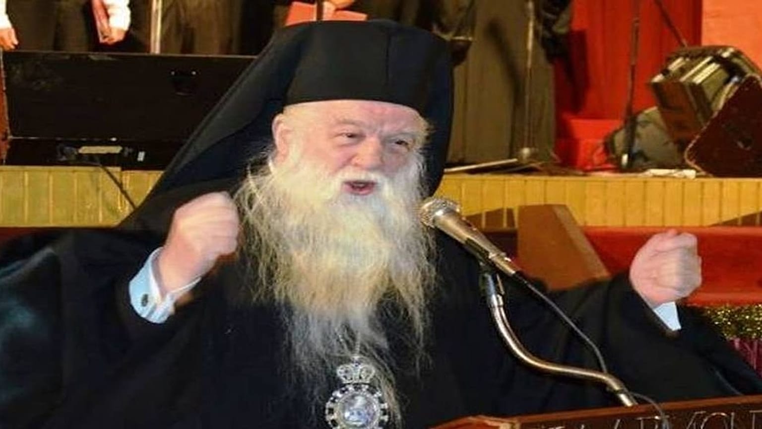 Αμβρόσιος κατά Κοντονή: Είναι ο προστάτης των Gay! 