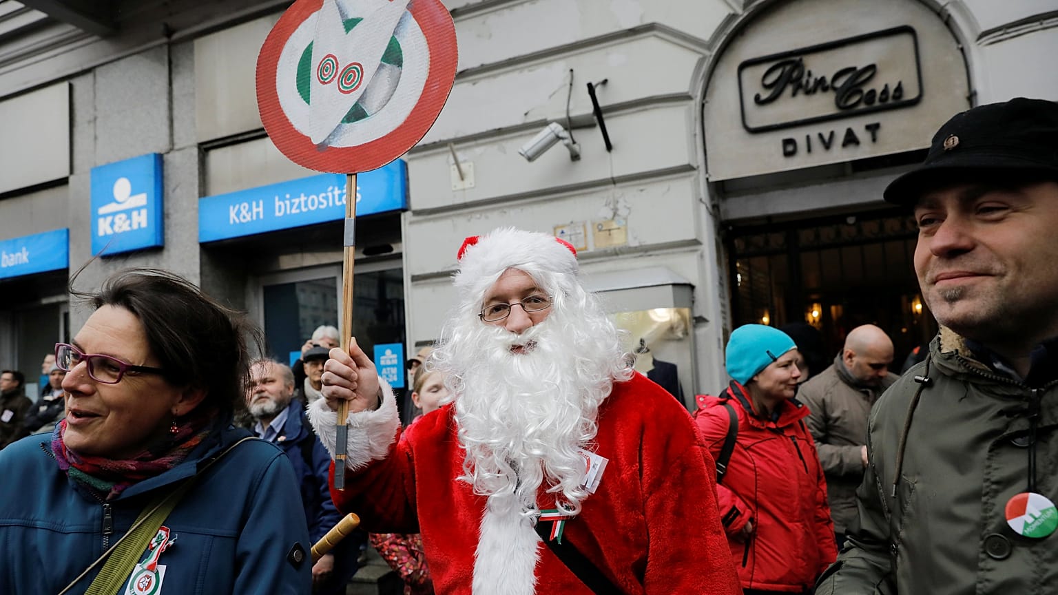 Nem kampányra, hanem értelmes dolgokra költi pénzét a Kétfarkú Kutyapárt