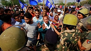 Oito mortos em protestos dos "intocáveis"