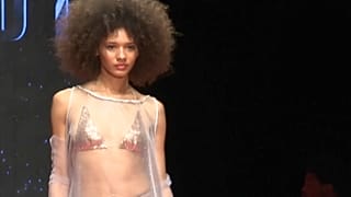 Nijerya'da moda haftası: Campbell yeniden podyumda
