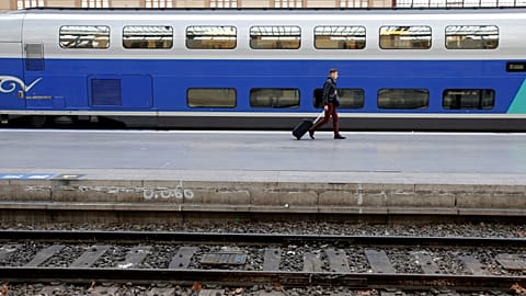 اعتصاب کارکنان سیستم حمل و نقل ریلی فرانسه و سرگردانی مسافران