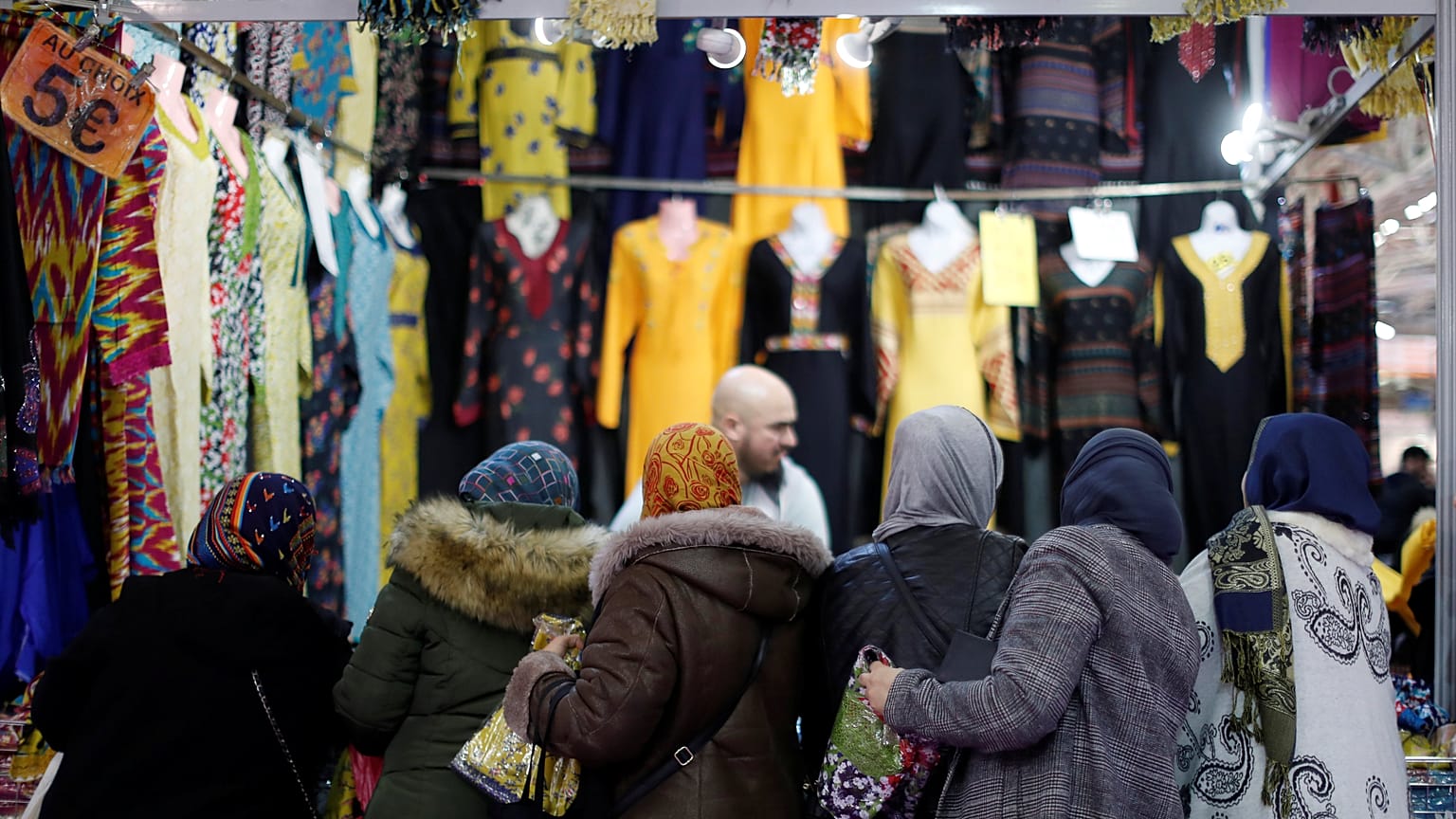 Besucherinnen der Islamkonferenz UOIF in Frankreichs Le Bourget
