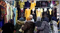 Besucherinnen der Islamkonferenz UOIF in Frankreichs Le Bourget