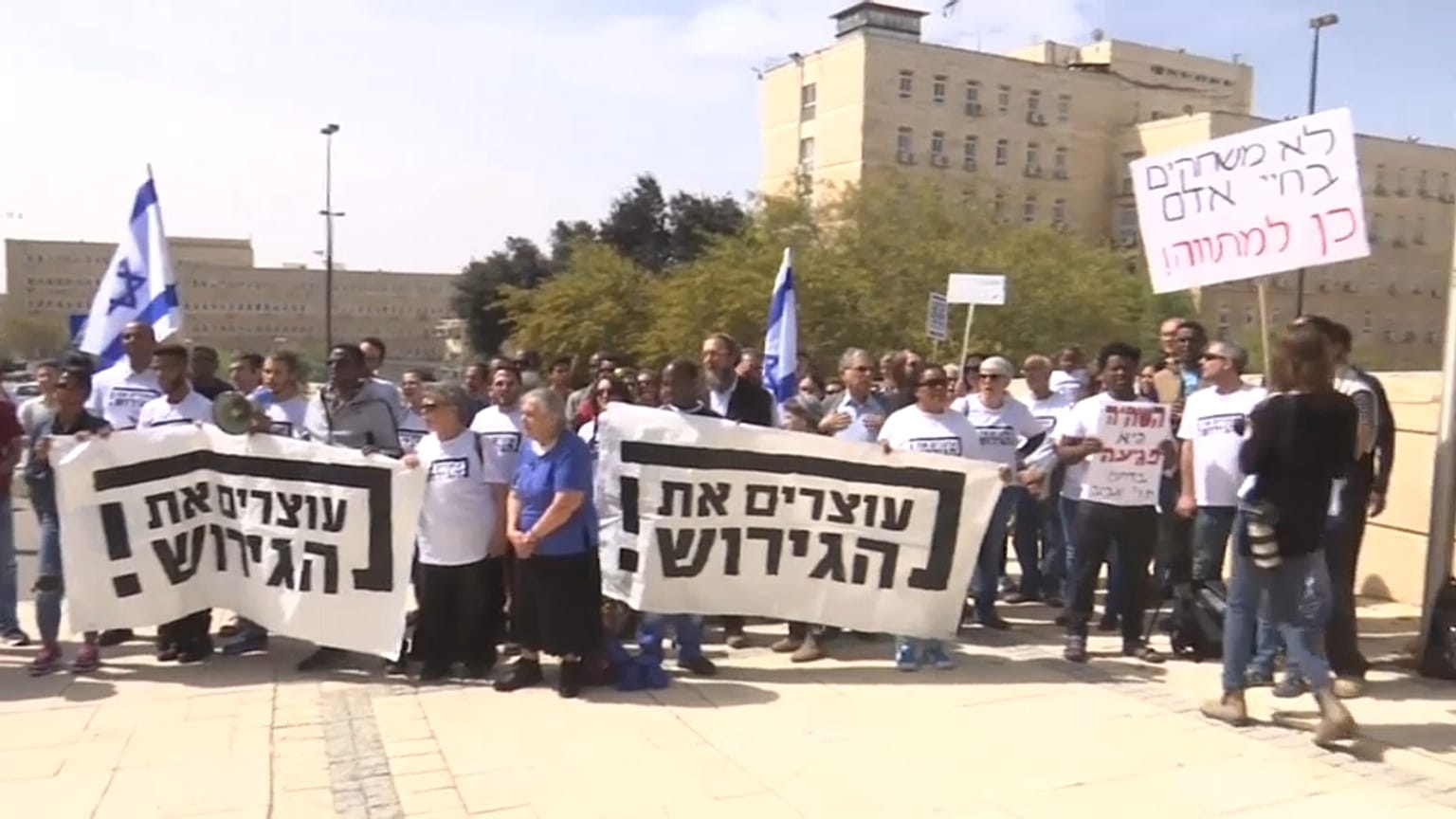 Condenas y aplausos a la decisión de Netanyahu 