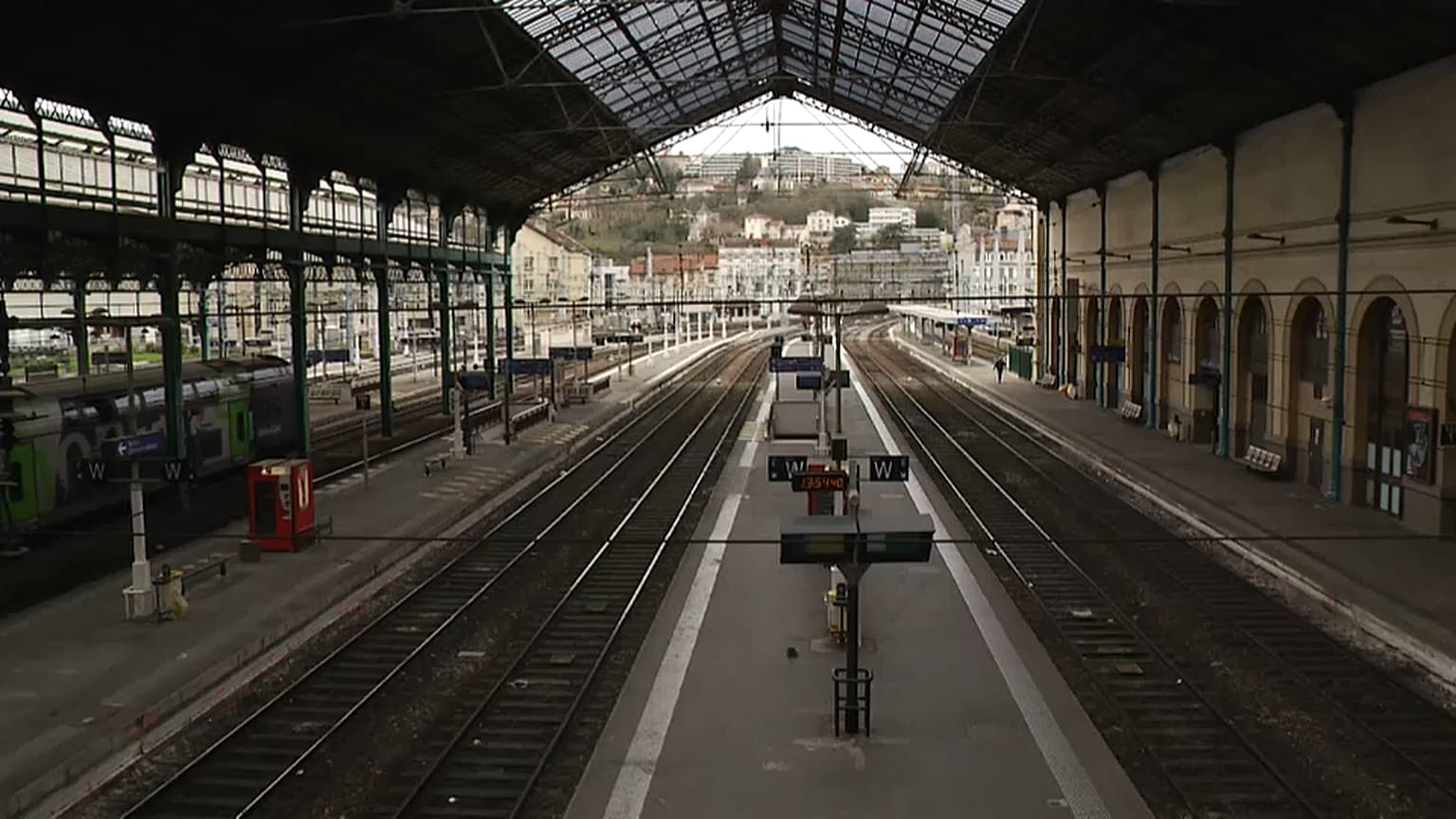 Terça-feira negra em França: estações desertas em Lyon