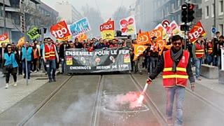 Fransa: Grevin ilk gününde yolcuların çilesi