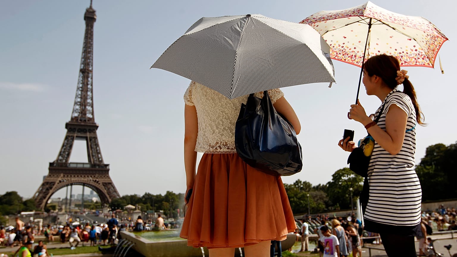 Des touristes regardent la Tour Eiffel