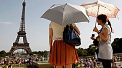 Des touristes regardent la Tour Eiffel