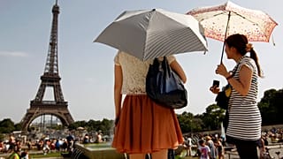 Des touristes regardent la Tour Eiffel