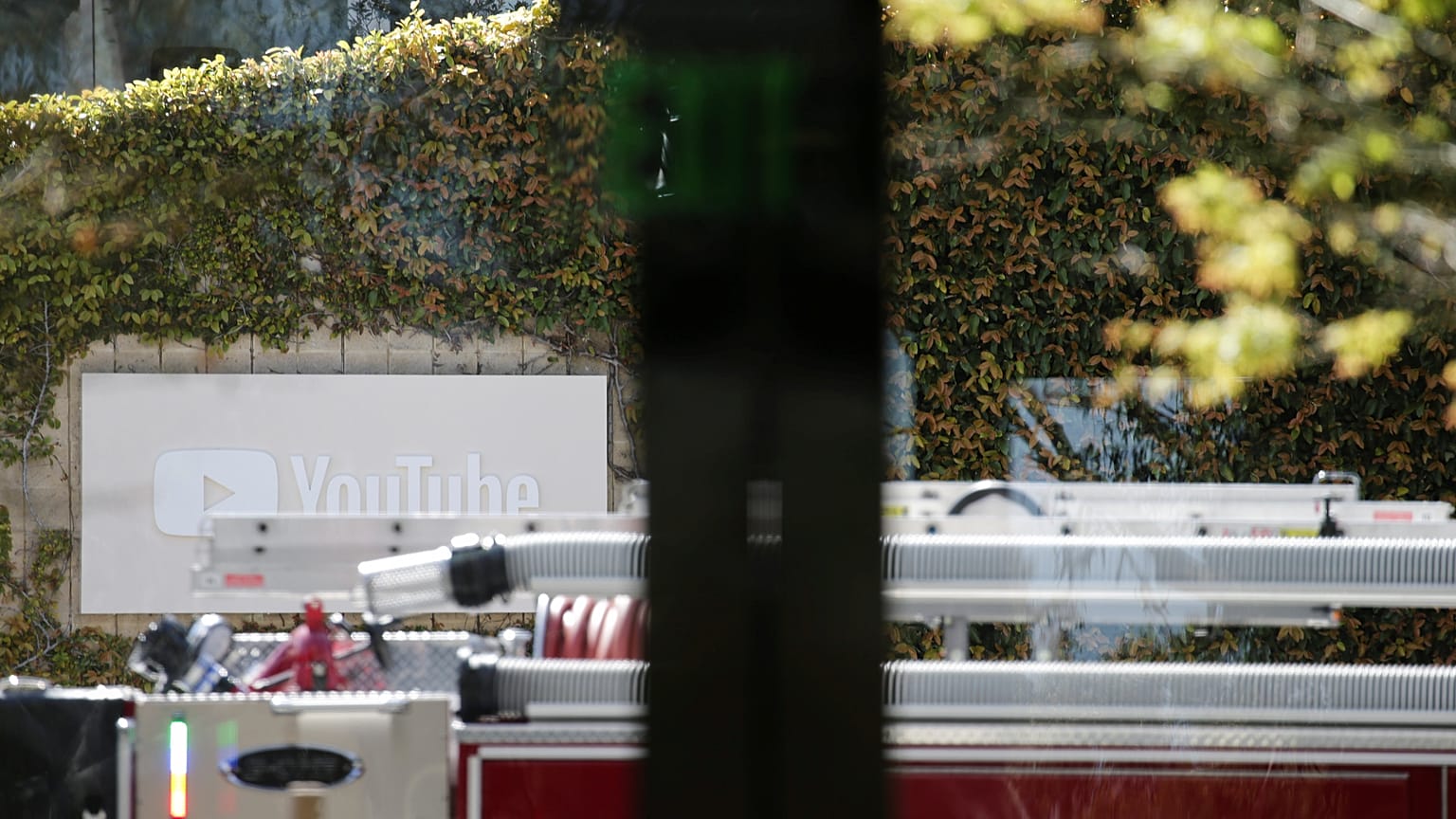 Bombeiros, polícia e equipas de emergência junto à sede do Youtube