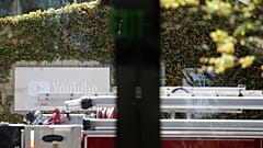 Bombeiros, polícia e equipas de emergência junto à sede do Youtube
