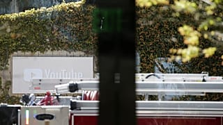 Bombeiros, polícia e equipas de emergência junto à sede do Youtube