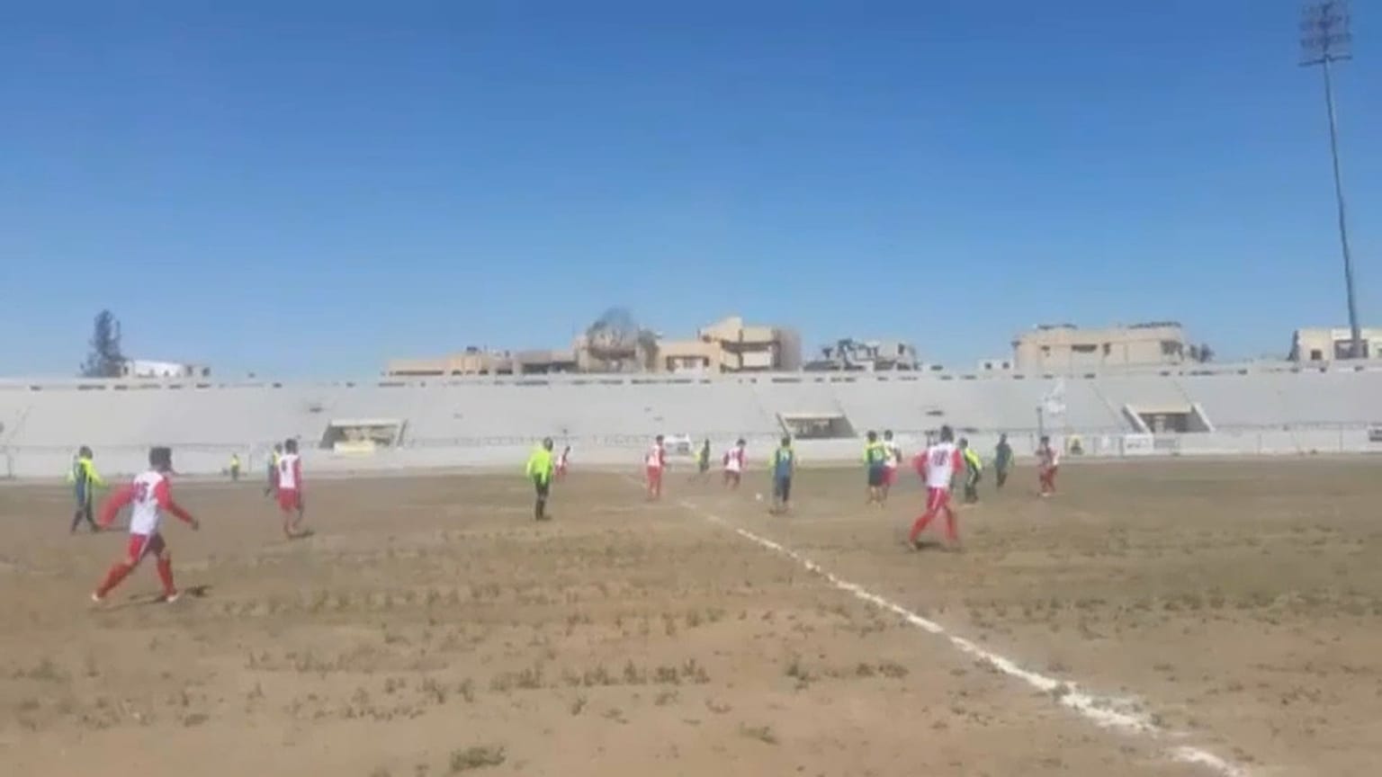 Match de foot historique dans le stade de Raqqa 