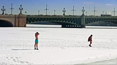 Tomando el sol en la nieve