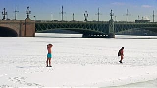Tomando el sol en la nieve