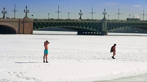 Tomando el sol en la nieve