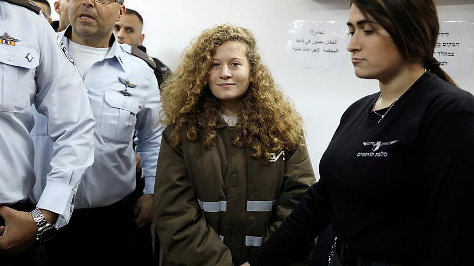 هد التميمي لدى دخولها قاعة محكمة عسكرية في سجن عوفر بالقرب من رام الله.