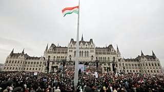Elections hongroises : "l'illibéral" Orbán en position de force