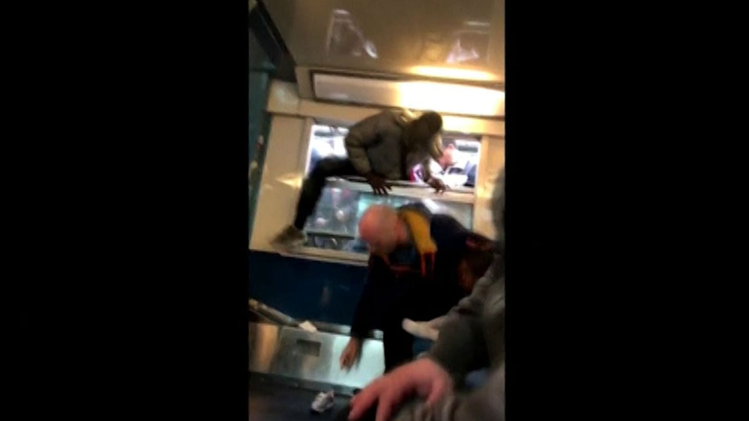 Verzweifelt pressen sich Menschen durch die schmalen Zugfenster
