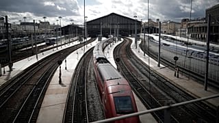 قطار TGV الفرنسي السريع في إحدى محطات العاصمة باريس