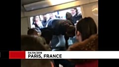 Des passagers entrent dans le RER... par la fenêtre