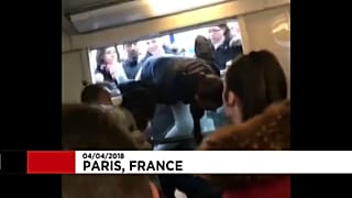 Des passagers entrent dans le RER... par la fenêtre
