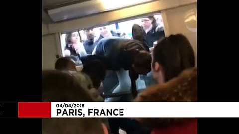 Des passagers entrent dans le RER... par la fenêtre