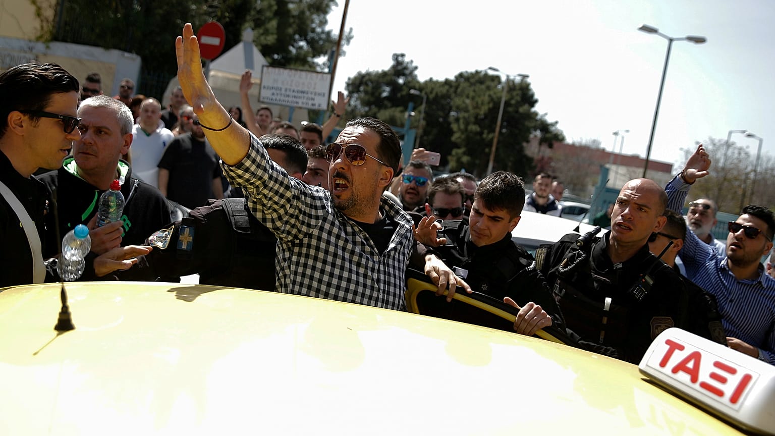Uber Yunanistan'da faaliyetlerinin bir kısmını durdurdu