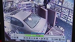 ABD'de araç eczaneye daldı