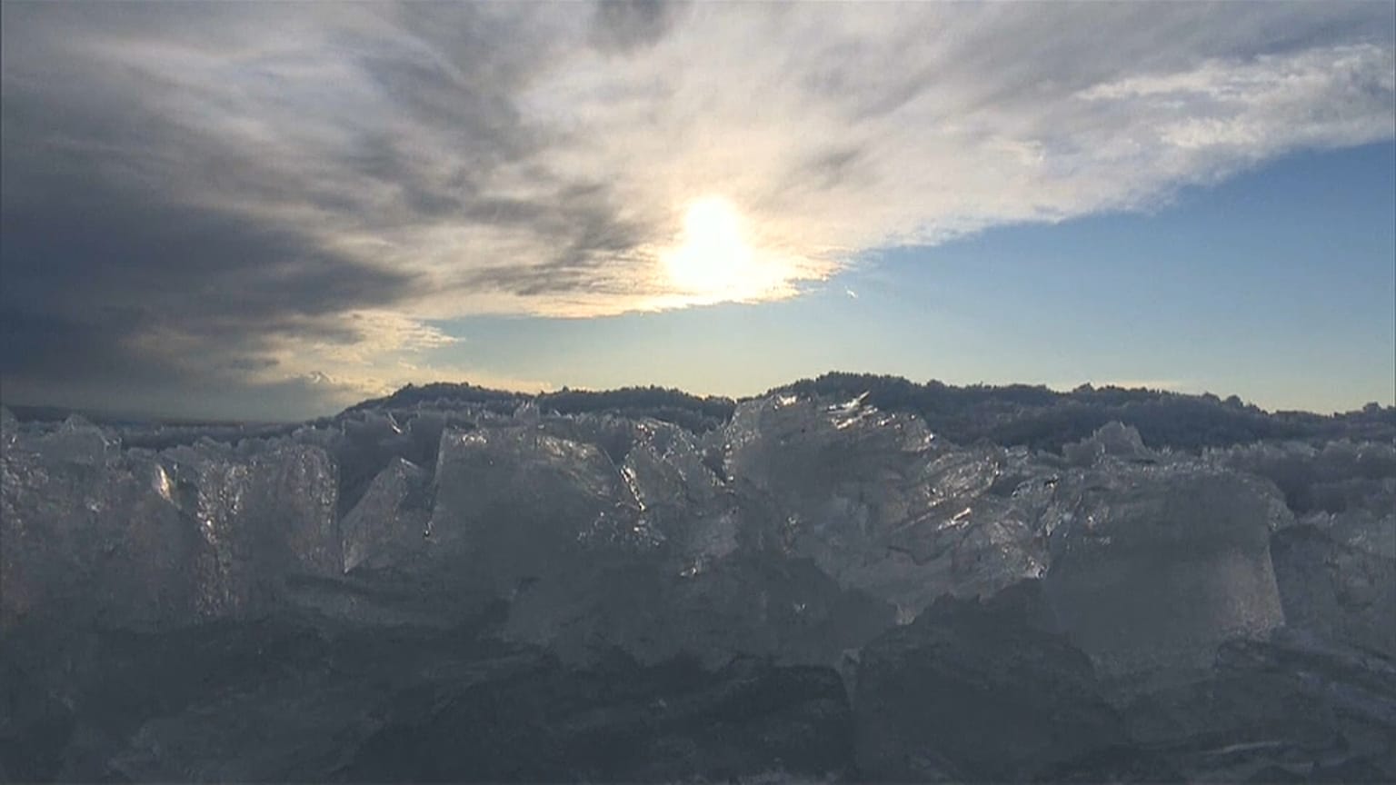 Masses of ice present beautiful scene on Xinjiang lake