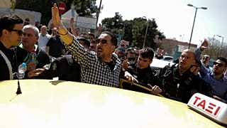 UberX: Πορεία και εντάσεις μετά την απόφαση για «λουκέτο»