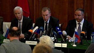 Alexander Shulgin (centro), embaixador russo na OPCW