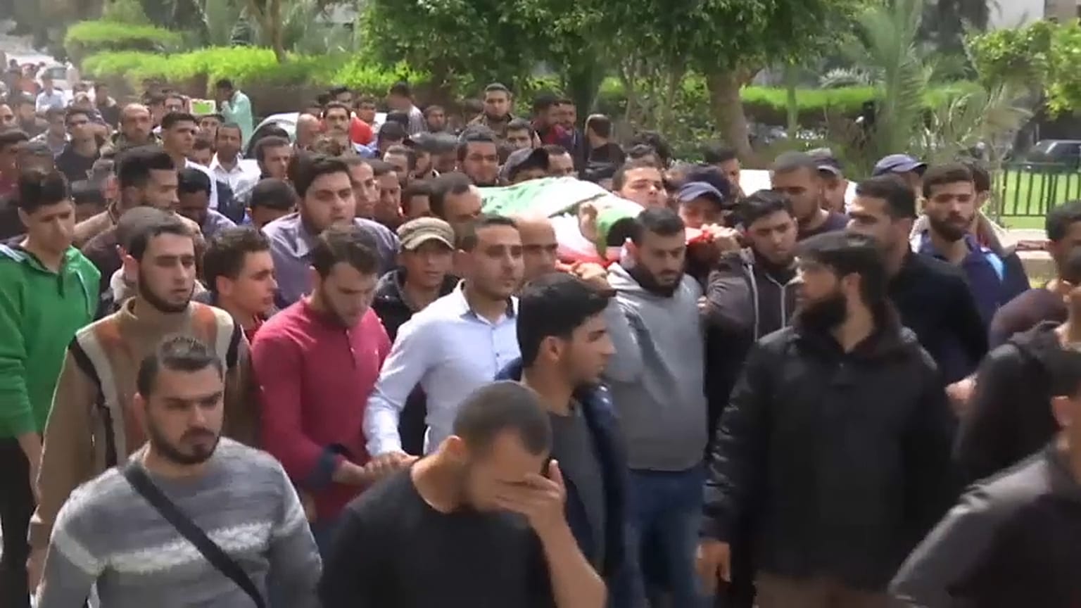 شاهد: جنازة مهيبة بعد مقتل فلسطيني بنيران إسرائيلية 
