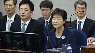 Börtönbüntetésre ítélték a volt dél-koreai elnököt