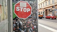 Jogsértő a kormány STOP-plakátkampánya