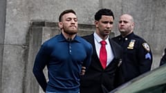 Kampfsportler Conor McGregor schmeißt Sackkarre auf Bus