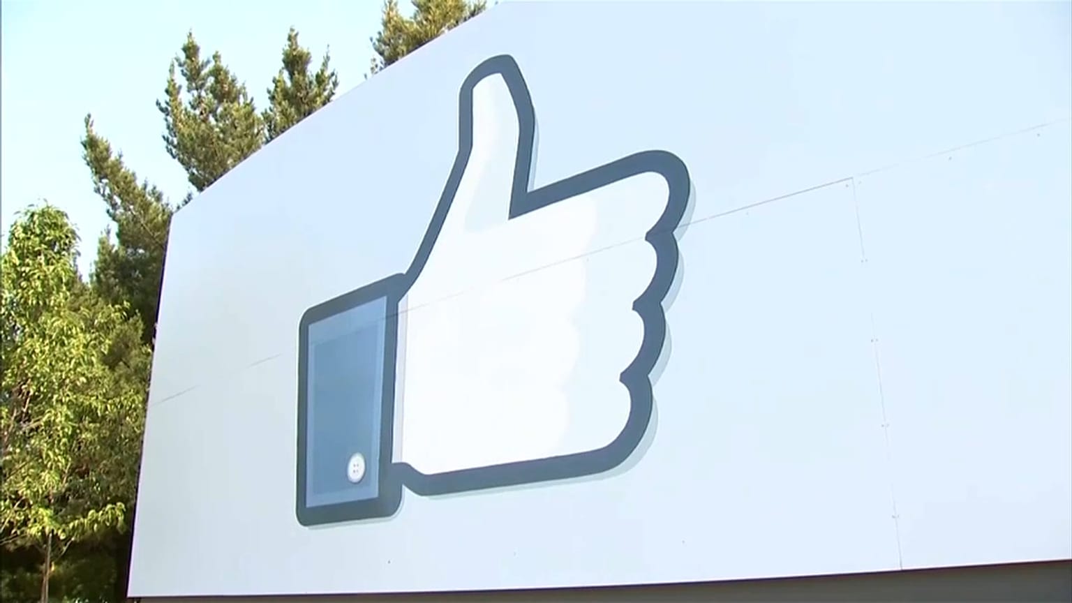 Facebook, la UE al contrattacco