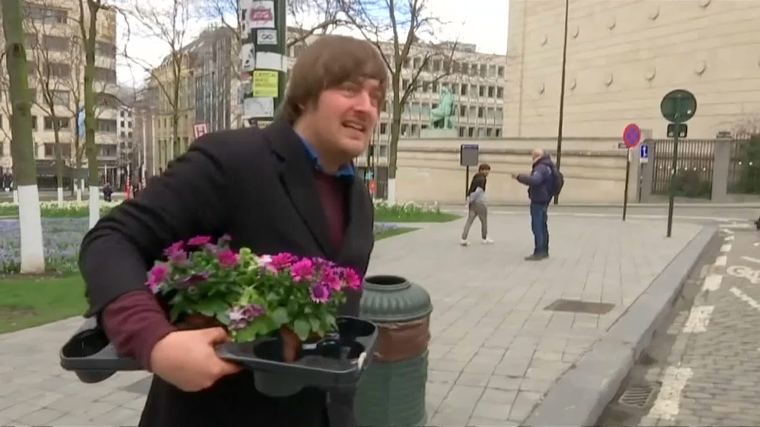 Des fleurs sur des nids de poule à Bruxelles