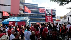 "Venham me pegar", diz Lula - Ex-presidente não se entrega no prazo previsto