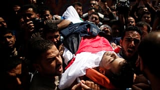 Israeli-Gaza protests: Palestinian journalist killed by Israeli fire