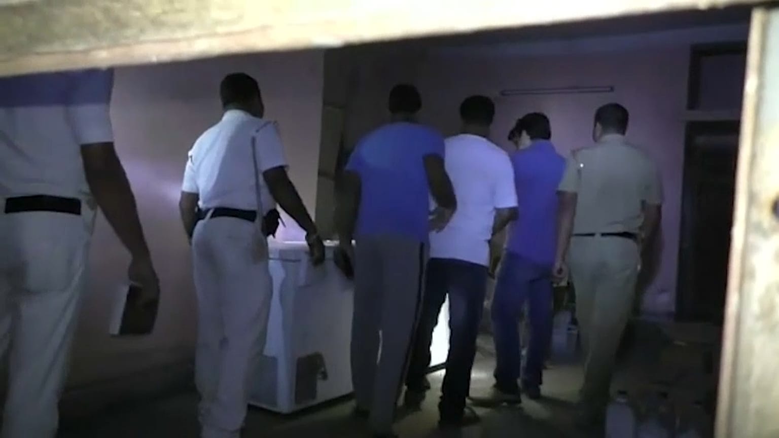 شاهد: أخفى جثة أمه في الثلاجة  3 سنوات من أجل المال 