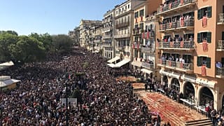 Κέρκυρα: Οι «μπότηδες» έδωσαν το σύνθημα της πρώτης Ανάστασης
