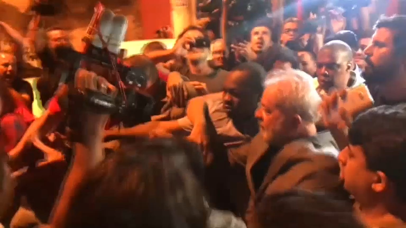 Brasile: prima notte agli arresti per Lula 