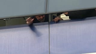 Mahkumiyet kararına direnen Lula da Silva taraftarlarını selamladı