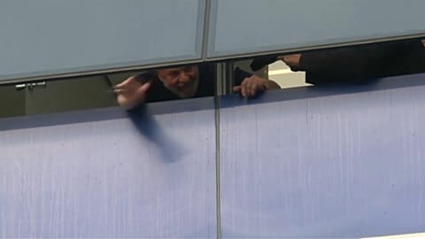 Mahkumiyet kararına direnen Lula da Silva taraftarlarını selamladı
