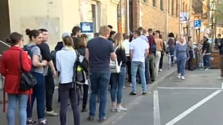 Hosszú sorok a szavazókörök előtt
