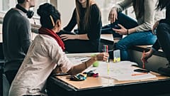 Ländervergleich: So wird das Kopftuchtragen in Europas Klassenzimmern geregelt