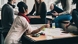 Ländervergleich: So wird das Kopftuchtragen in Europas Klassenzimmern geregelt