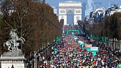 Paris Maratonu'nda yine Kenyalı Lonyangata birinci